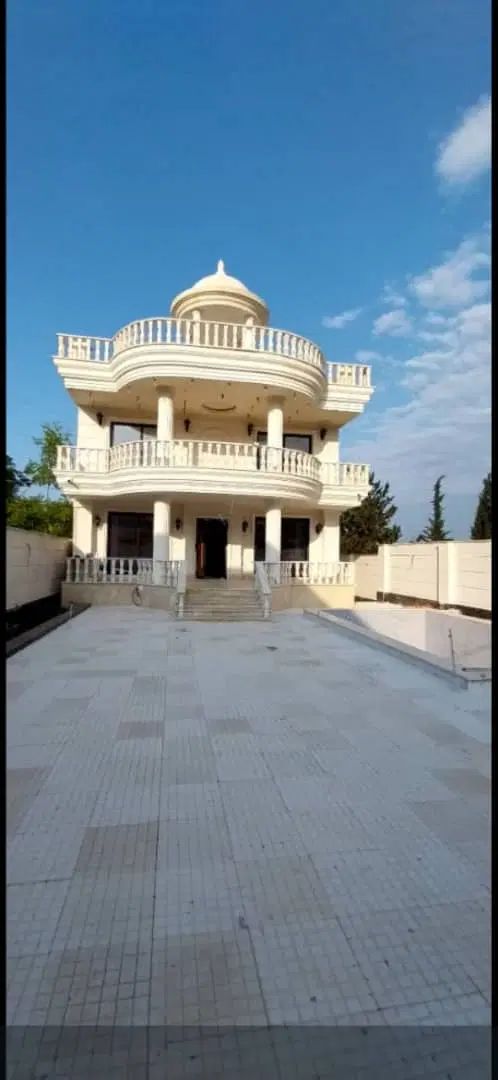املاک نصف جهان