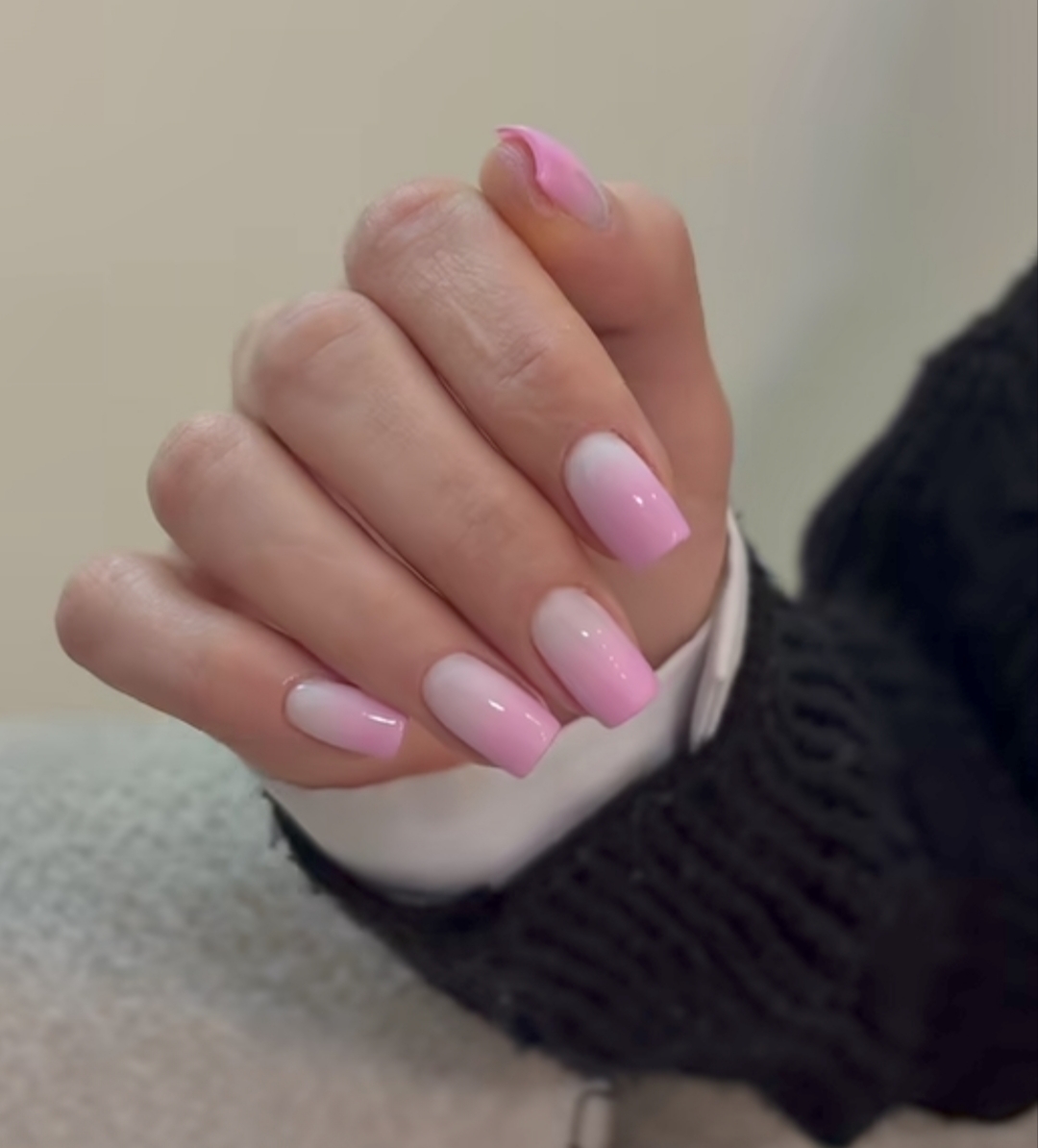 خدمات و آموزش کاشت ناخن