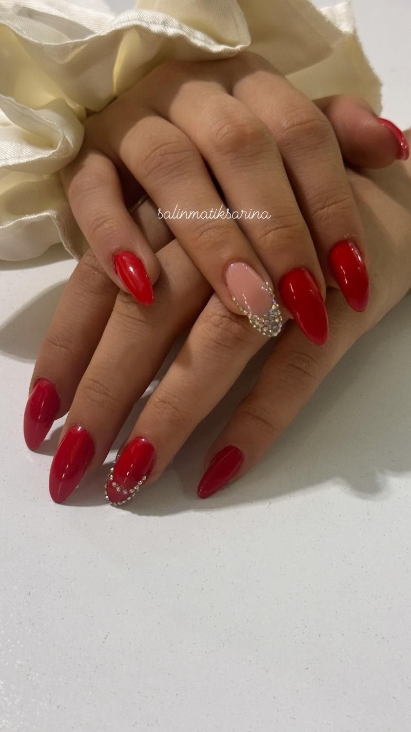 خدمات ناخن و مژه