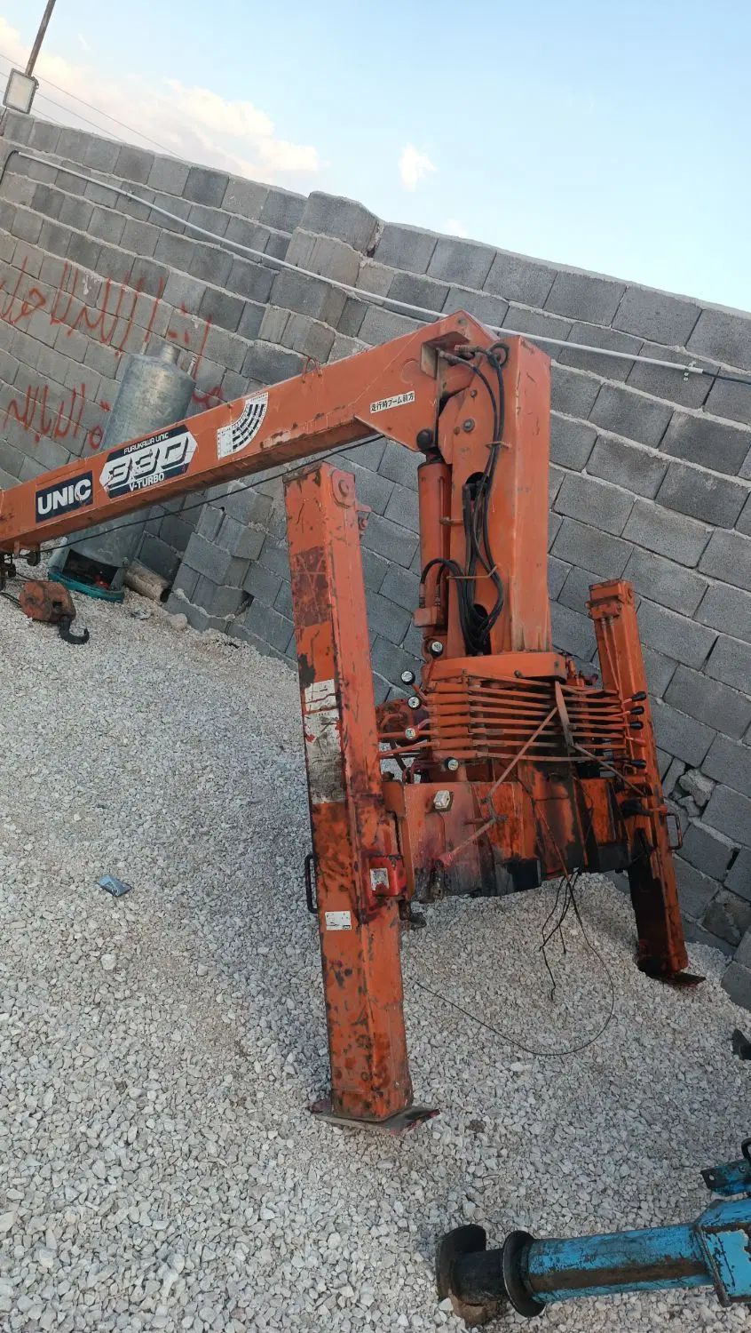 جرثقیل یونیک خاور608