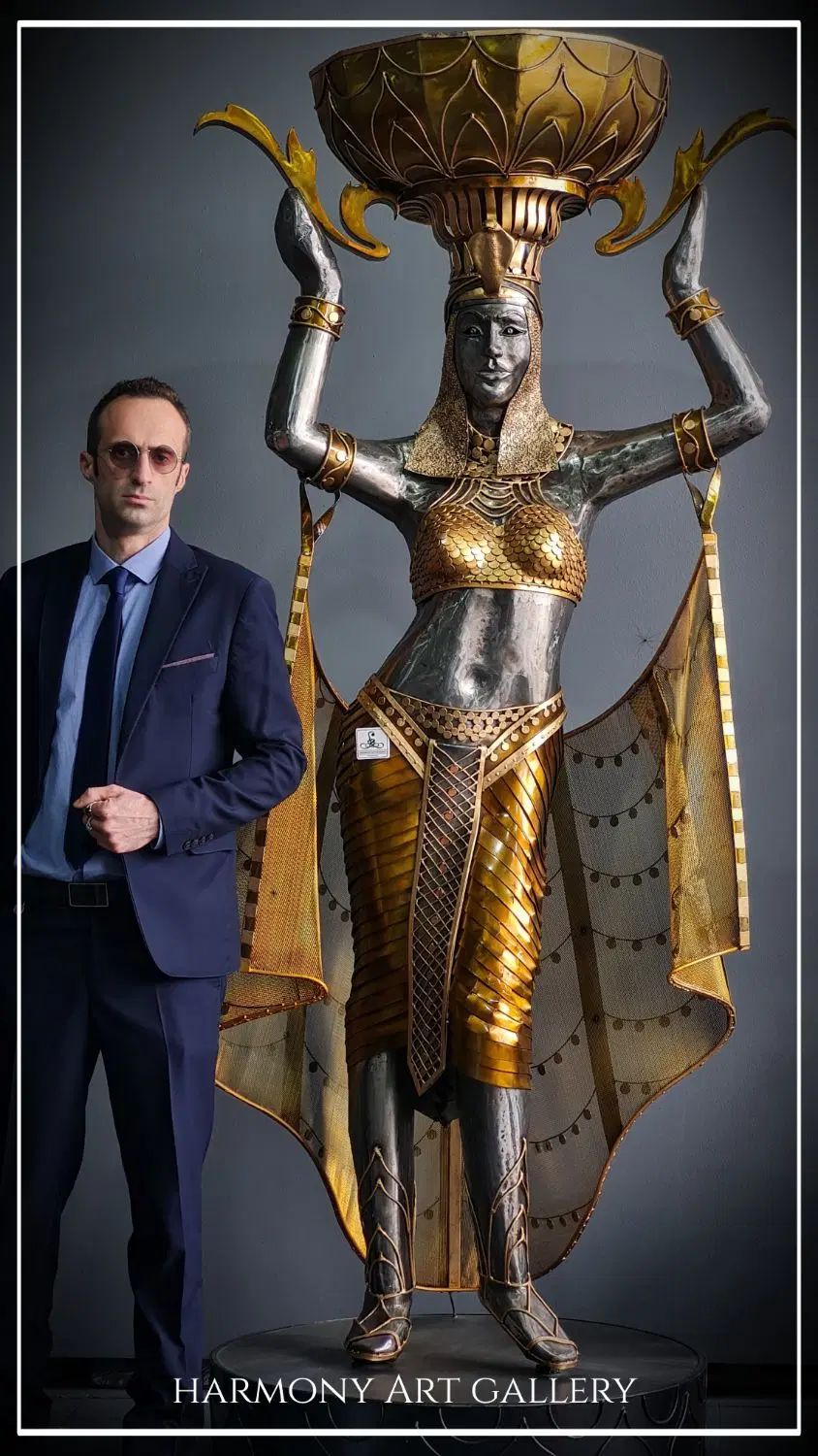 مجسمه فلزی زن پارسی