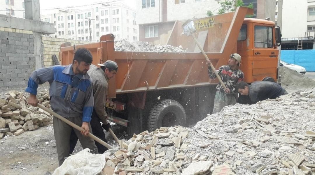 حمل نخاله. حمل خاک. حمل شاخه و برگ