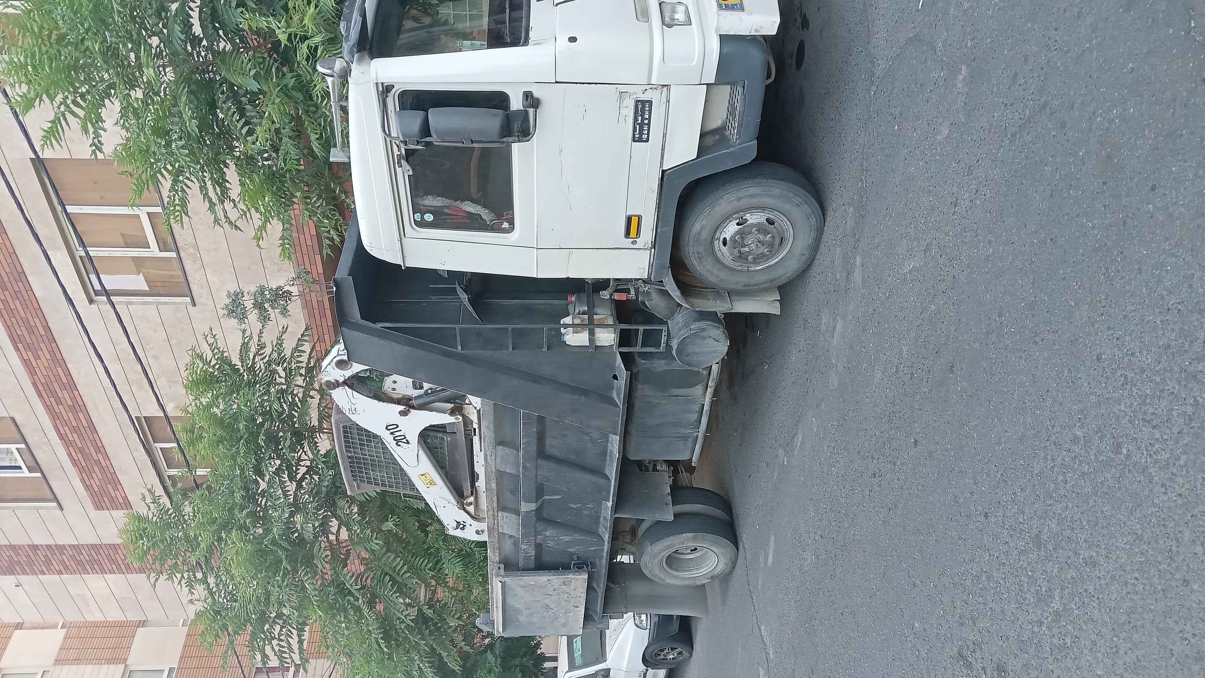 تخريب و خاکبرداری  بابکت وحمل نخاله باکامیون بادسان
