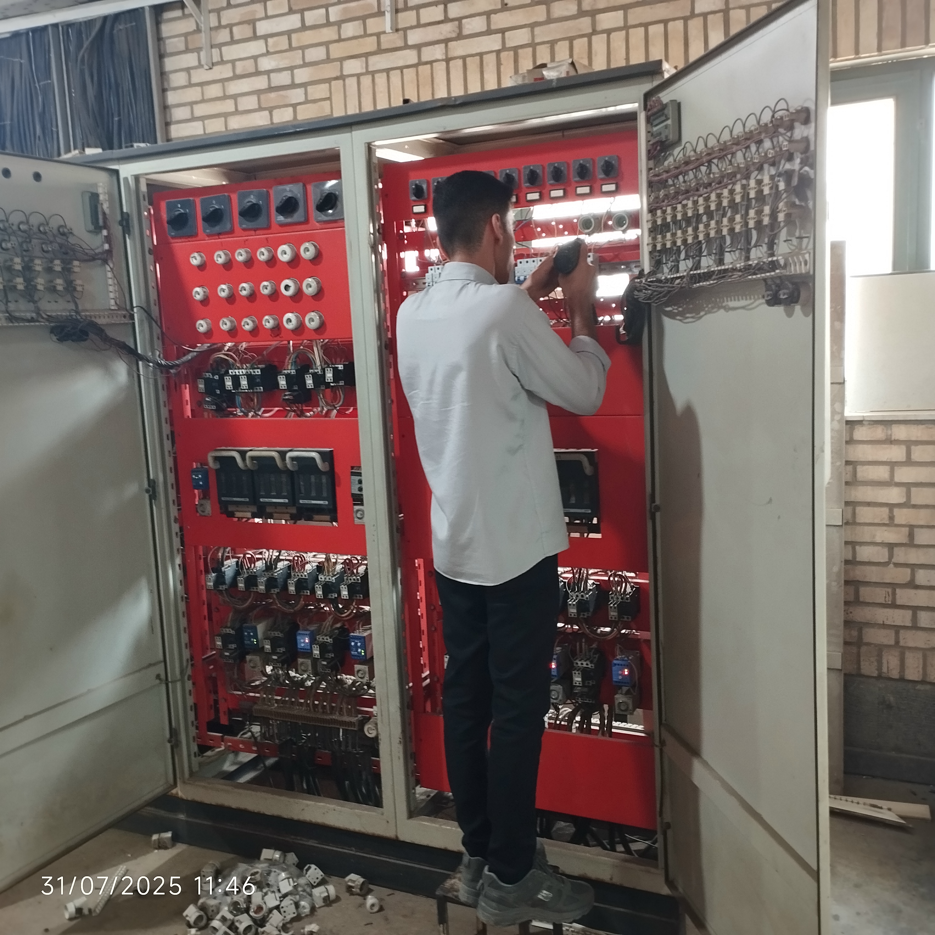 مونتاژ ونصب انواع تابلو برق صنعتی و ساختمانی