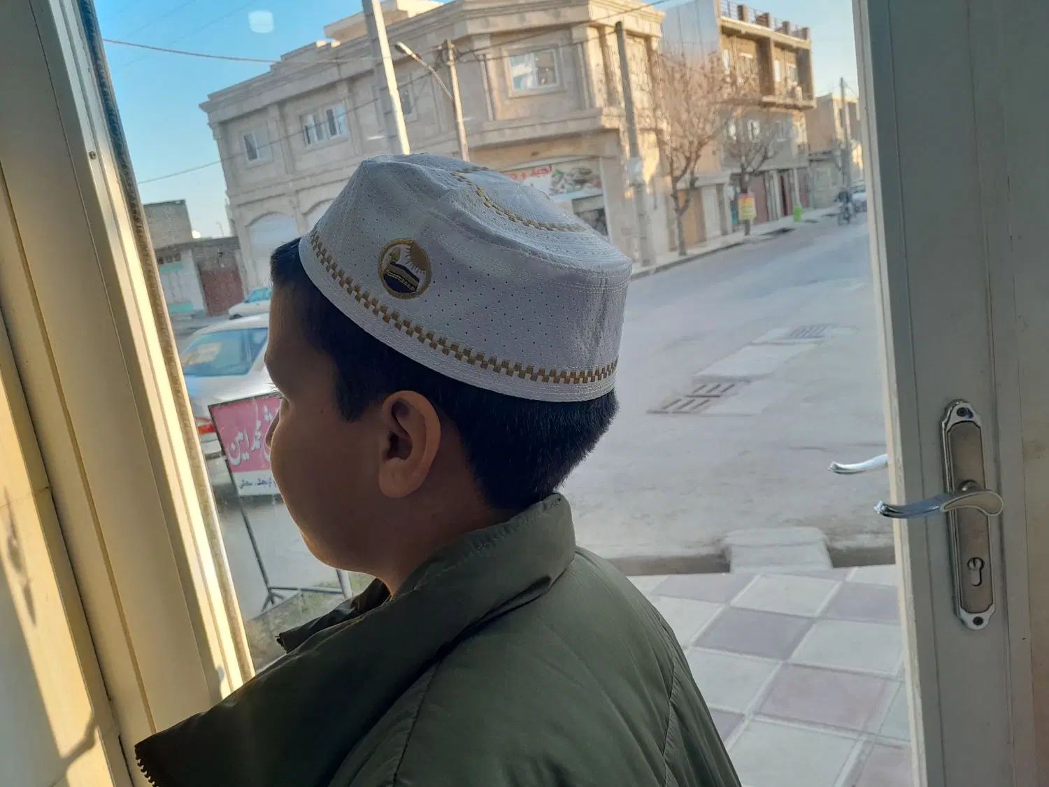 کلاه نماز بغل کعبه دار